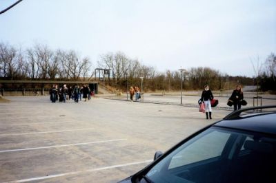 Imens der kommer et større rykind fra busstoppestedet
