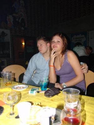 Og Lars forsøger sig med en diskret hånd på Rikkes skulder...........
