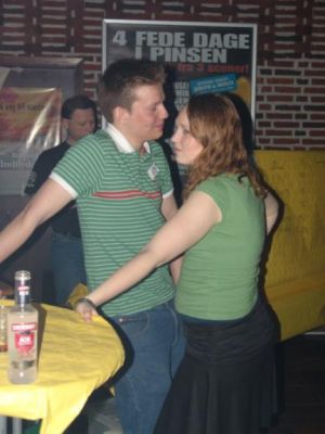 Formand Anders bager på PG'er Karen
