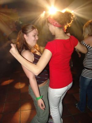 Jani fører sig frem på dansegulvet
