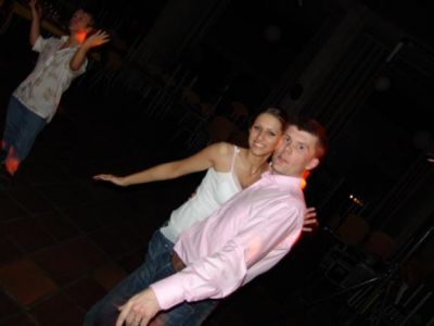 Ivona har fået lokket Stig ud på dansegulvet
