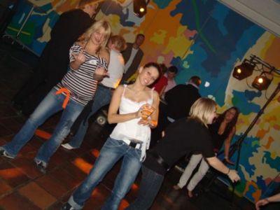 Bodil og Ivona er stadig friske på dansegulvet
