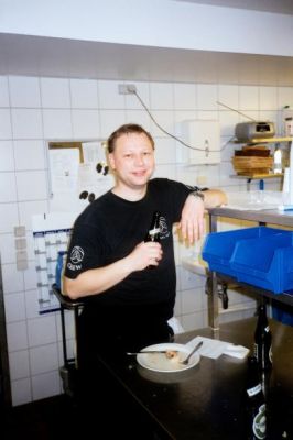 Steen når også lige at få en bid mad, og en pils..
