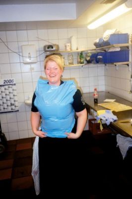 Heidi har fundet et elegant forklæde
