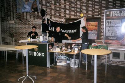 Imens er Karen, Dixen og Per igang med at sætte baren op
