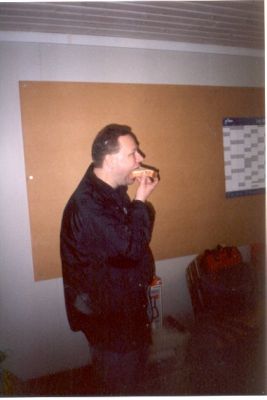 Imens Steen spiser lidt morgenmad
