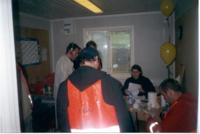 Og hun går straks igang med at uddele vagter.........
