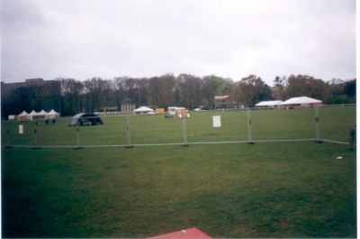 Sådan så pladsen ud før der kom folk.
