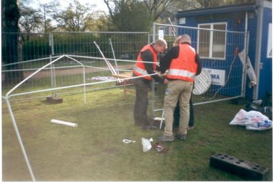 Erling og Peter samler pavillioner fra morgenstunden
