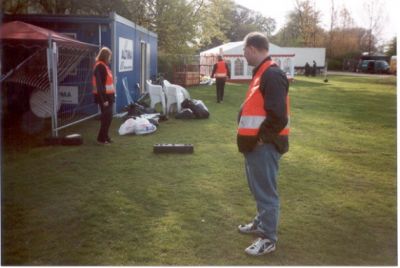 Steen hjælper også til
