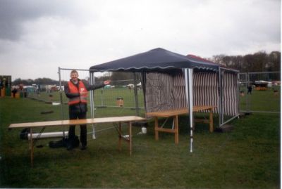 Erling er stolt - VIP teltet er oppe
