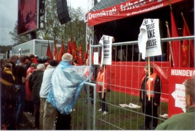 Folk begynder at komme - på trods af regnen
