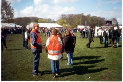 Solen kommer frem - Lisbet og Helene på pladsen
