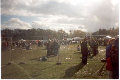 Programmet på scenen er forbi og der er kommet sol over pladsen
