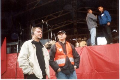 Per og Steen overvåger oprydningen på scenen
