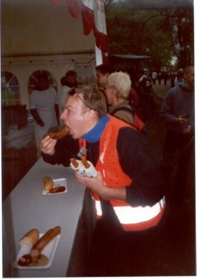 Folket får pølse!! (måske skulle vi bestille lidt mere mad næste år?)
