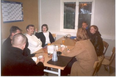 Et lille kig ud over en flok trætte mennesker
