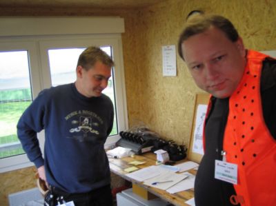 Klokken er 7.29 og Steen og Per er klar i vognen
