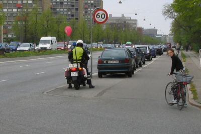 En betjent med ballon på
