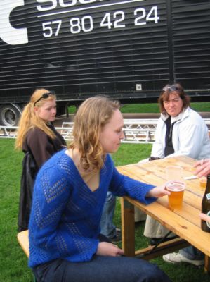 Karen kom og hjalp med fadøllet - og hvis der er nogen der skal bruge nummeret på scenefolkene, så er det også her
