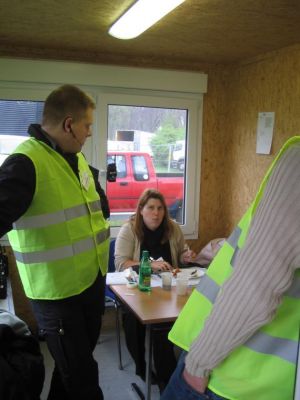 og Karin har stadig styr på vognen, nu med hjælp fra Dixen
