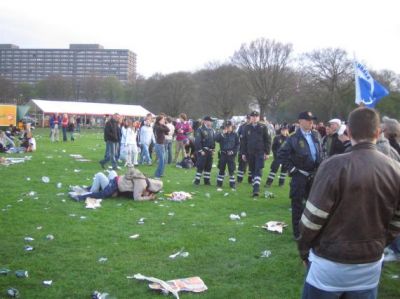 2 unge hygger sig, politiet rykker straks ind
