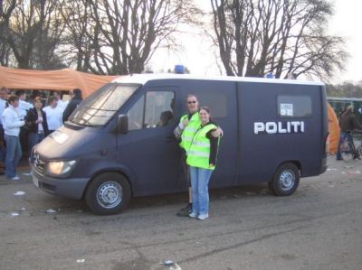 Folket og Anne henter heldigvis straks politiet, her med den næste PG bus
