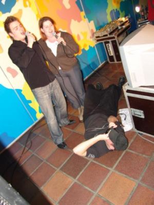 Bernt og Karin vil også være med, imens Folket fotografere
