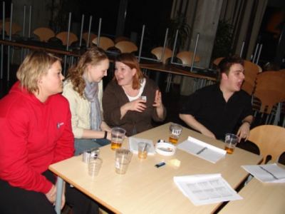 Karen og Karin fra redaktionen planlægger næste skandale historie, imens Bernt hepper
