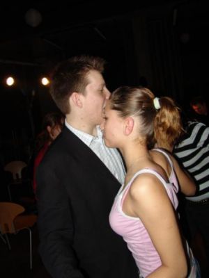 Formanden i tæt omklamring med Ivona
