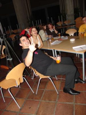 Shawn fanget med en øl i hånden
