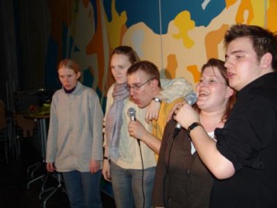 Imens at LH's Vennerkoret fremfører sangen sammen med Tina fra Skive
