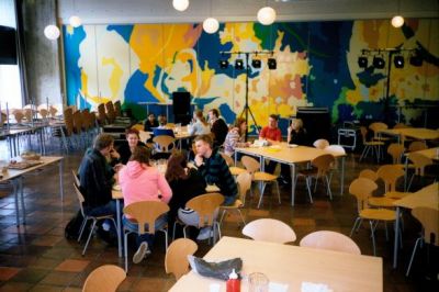 Så er det blevet lørdag, og der er gang i frokosten
