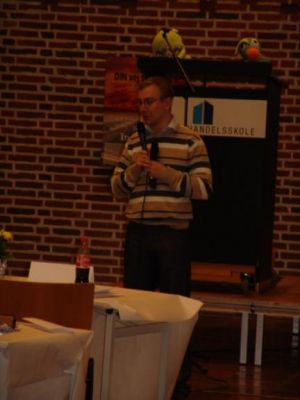 Imens at Dan prøver at styre begivenhederne
