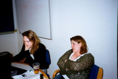 Oppe i redaktionslokalet arbejder Karen og Karin hårdt med næste nummer
