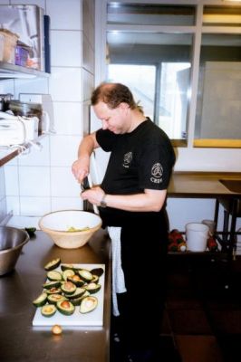 I køkkent er Steen igang med aftens forret
