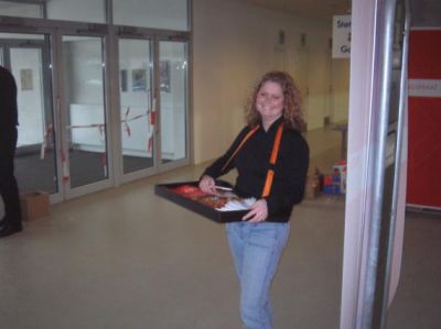 Anne er klar til at dele materialer
