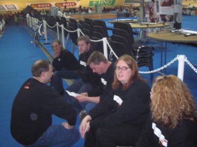 Dagen er slut og Steen V holder breifing om dagens arbejde
