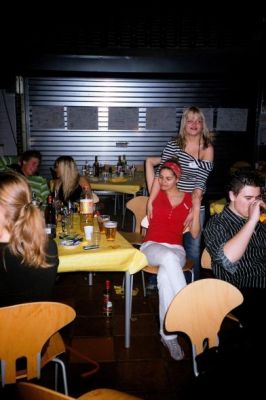 Ved bordene kaster Bodil sig over Jani
