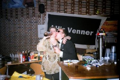 Karin og Folket får sig en lille en....
