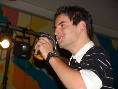 Sådan kan man også drikke øl, bemærk tamponsnogerne fra hans mund
