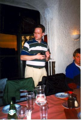 Indtægtsadministrator Steen V. Jensen gør sig klar til at svinge dankortet...
