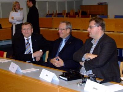 imens er gæsterne allerede klar inde i salen
