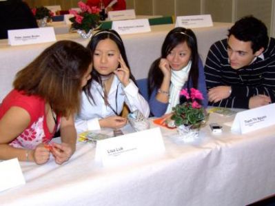 Så er de første deltagere også kommet ind i salen, hvor der små snakkes lidt inden det går i gang
