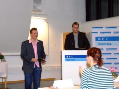 og giver Anders en gave (Ballerup er en af de skoler Anders også har gået på)
