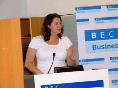 Daniella fra HK-Ungdom siger ord fra talerstolen
