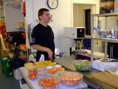 Per er ved at være klar med salaten
