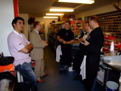 Under beretningen er sek-lederen og den ene dirigent stukket af til køkkenet
