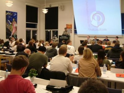 Et kig ud over mødesalen
