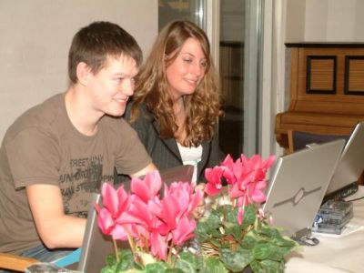 I salen tager Heman og Jeanne referat af mødet
